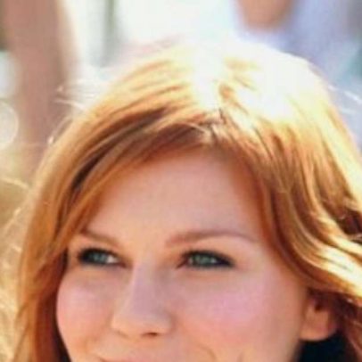 Kirsten Dunst usa cabelo ruivo durante passeio em Los Angeles