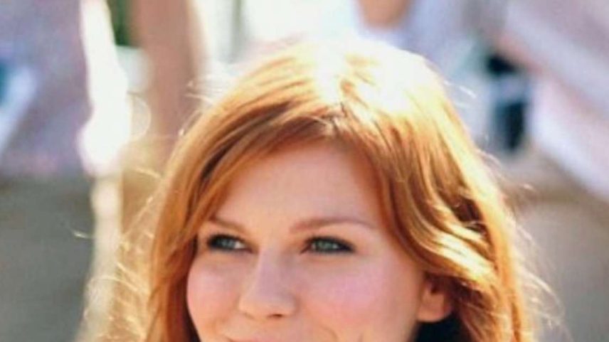 Kirsten Dunst usa cabelo ruivo durante passeio em Los Angeles