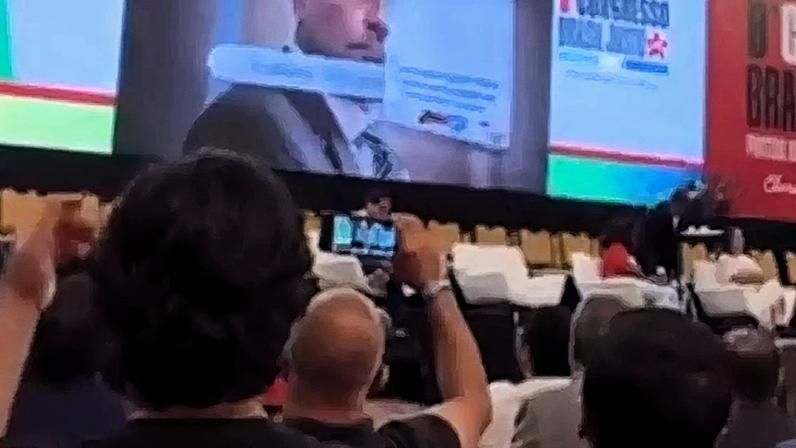Vídeo do PT tenta vincular senador Flávio Bolsonaro ao caso Master