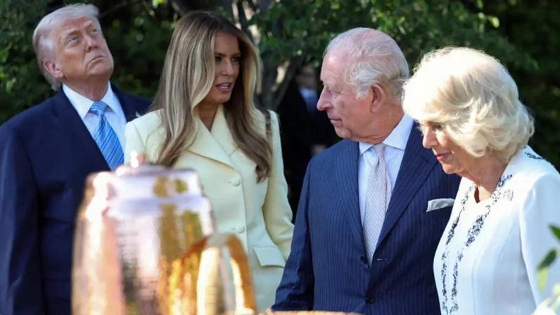 O presidente dos Estados Unidos, Donald Trump, a primeira-dama Melania Trump, o rei Charles III e a rainha Camilla no jardim da Casa Branca, em Washington, em 27 de abril de 2026.