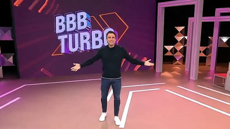 Tadeu Schmidt apresentará o BBB 26 hoje após morte do irmão Oscar