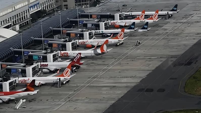 Aviões das companhias aéreas Gol, TAM e Azul estacionados no aeroporto Santos Dumont, no Rio de Janeiro. 12/1/2017. REUTERS/Nacho Doce