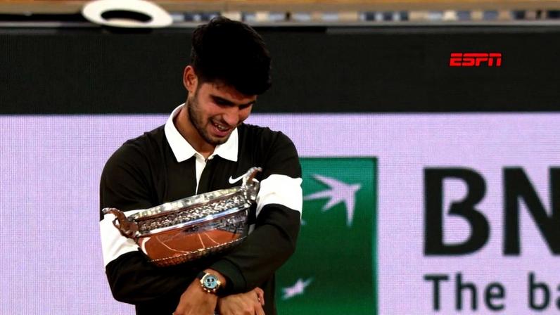 Carlos Alcaraz segura o troféu de Roland Garros 2025 — Foto: Getty Images
