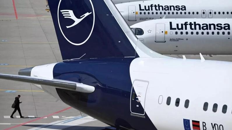 Aeronaves da companhia alemã Lufthansa na pista do Aeroporto de Frankfurt, no oeste da Alemanha, em 15 de abril de 2026.