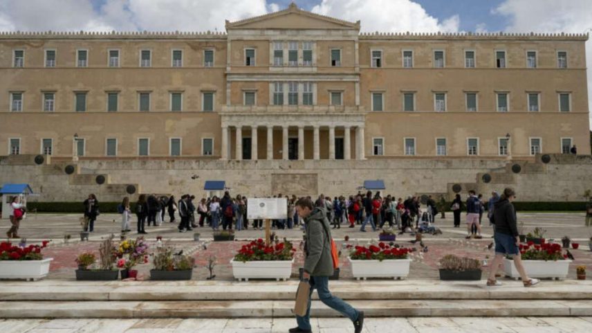 Pedestres diante do prédio do Parlamento grego, em Atenas, em 3 de abril de 2026.