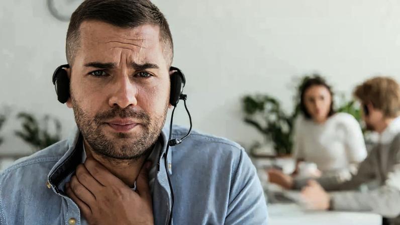 Por que a voz muda ao longo do dia e como o ar-condicionado afeta pregas vocais