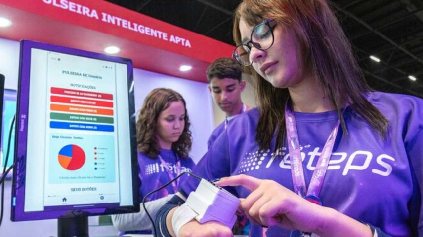 Feira do Centro Paula Souza em SP, que reúne projetos de escolas técnicas; matrículas em tecnólogos passaram de cerca de 996 mil em 2017 para mais de 2 milhões em 2025.