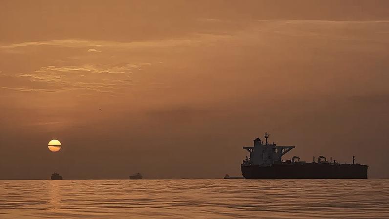 Pôr do sol no Estreito de Ormuz, em 18 de abril de 2026