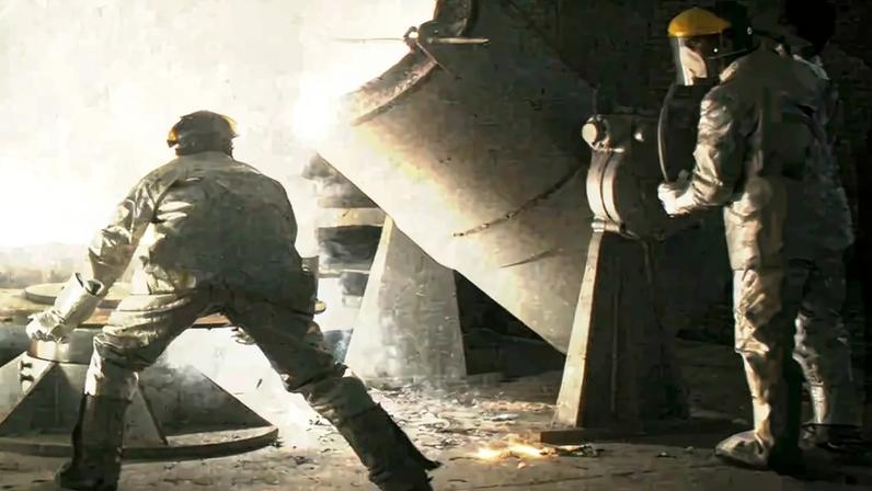 Montagem mostra cientistas em uma usina nuclear manuseando um líquido muito quente e diversas centrífugas
