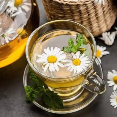 Chá de camomila: 8 receitas e benefícios para a saúde