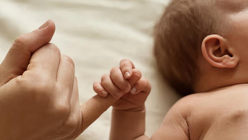 O desenvolvimento do bebê de 1 mês: o que ele já faz, como é o sono e o que preocupa os pais