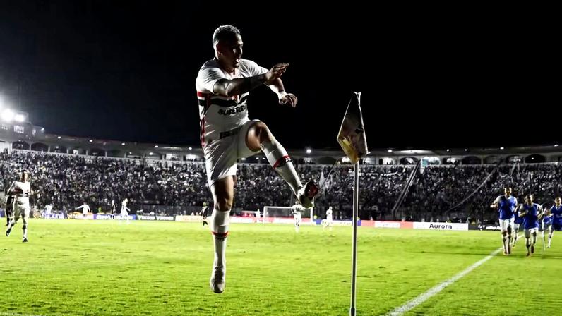 Luciano chuta a bandeirinha após marcar em Vasco x São Paulo, pelo Brasileirão — Foto: André Durão/ge