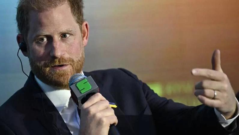 O príncipe Harry, duque de Sussex, responde a perguntas durante o Fórum de Segurança de Kiev, em 23 de abril de 2026.