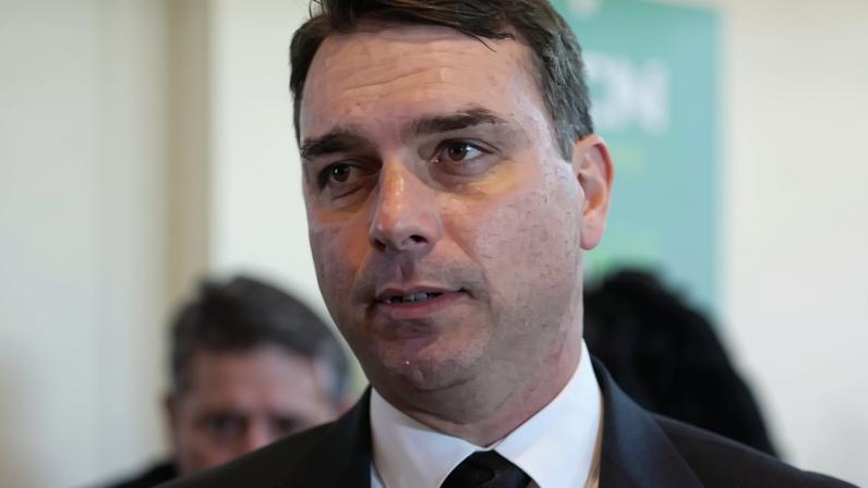 Flávio Bolsonaro ressaltou papel do irmão Eduardo no Estado de São Paulo