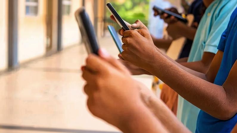 Vem multa aí? UE diz que Meta falha em manter crianças fora das redes