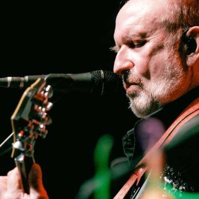 Colin Hay comenta relação com os hits e turnê do Men At Work no Brasil