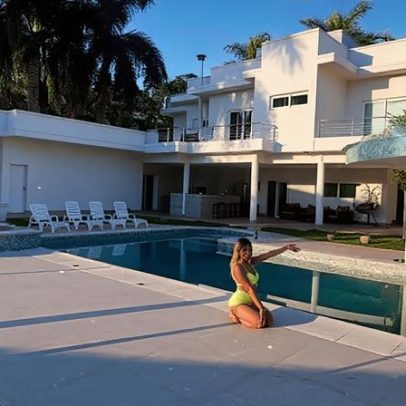Mansão milionária de Melody tem piscina gigante e luxo
