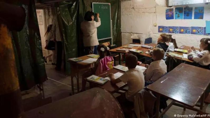 Em muitas escolas ucranianas, as aulas ocorrem em subterrâneos, devido à guerra