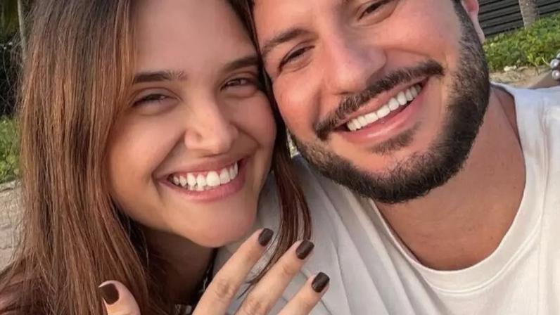 Juliana Paiva e Danilo Partezani estão noivos.
