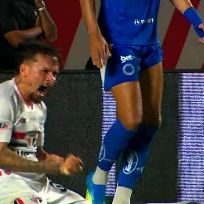 Pênalti cometido por Villalba aos 8 min do 1º tempo contra o São Paulo