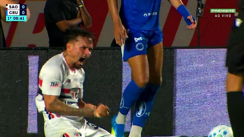 Pênalti cometido por Villalba aos 8 min do 1º tempo contra o São Paulo