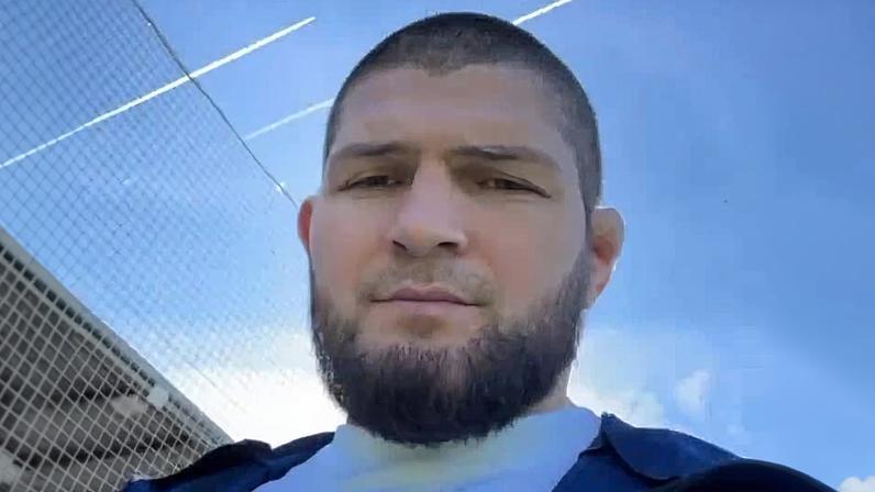 Khabib Nurmagomedov visita treino do Real Madrid e brinca com jogadores