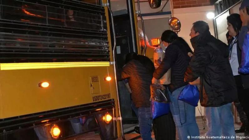 Grupo de migrantes durante um processo de deportação dos Estados Unidos (imagem de arquivo)