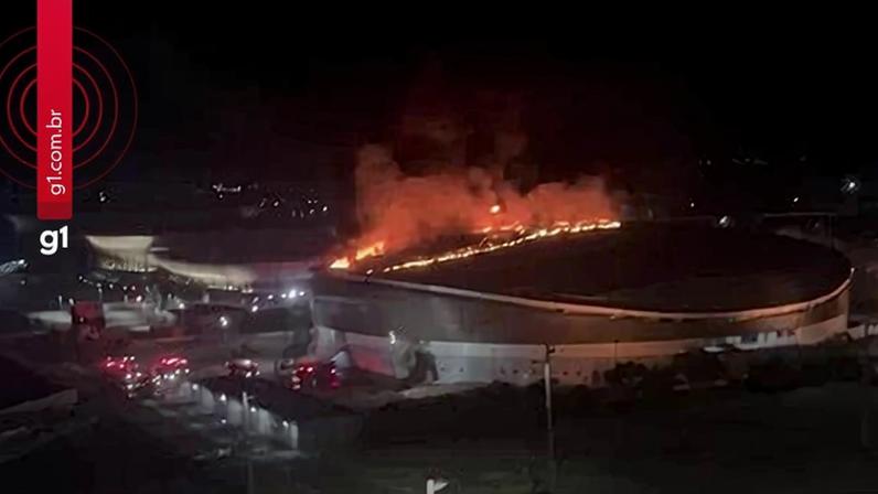 Bombeiros combatem fogo no velódromo do Parque Olímpico, no Rio