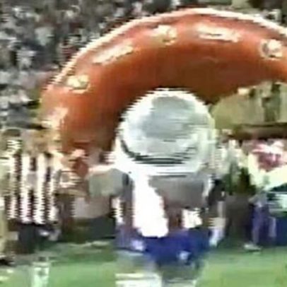 Mascote do rival do Palmeiras banido por gestos obscenos