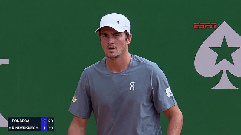 João Fosenca agradece ao público após vitória sobre Arthur Rinderknech, em Monte Carlo — Foto: Julian Finney/Getty Images