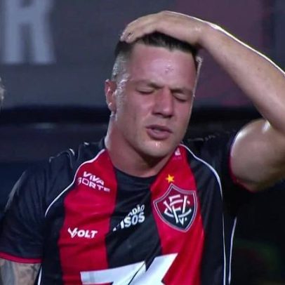 Kayzer sofre dor na coxa direita e deixa campo em Vitória x Corinthians