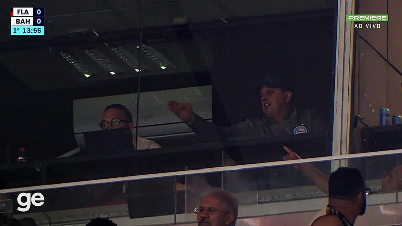 Rogério Ceni, suspenso, aparece nas tribunas do Maracanã