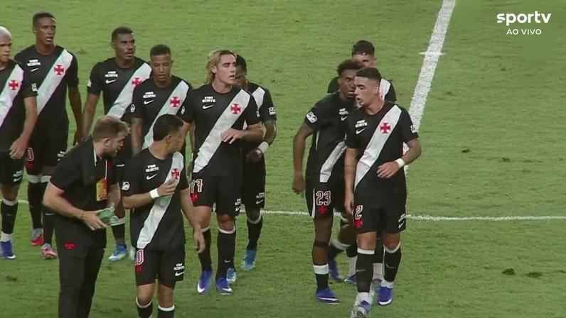 Na saída para o intervalo, Puma e Thiago Mendes discutem forte