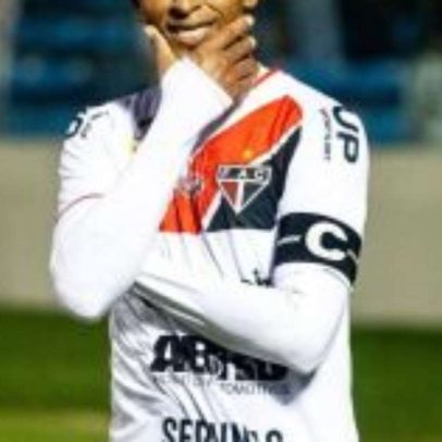 Ciel marca dois gols e se torna o maior artilheiro ao completar 40 anos