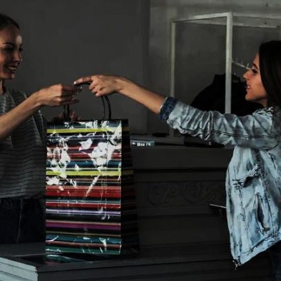 Interações diárias com estranhos ajudam a saúde mental, indica estudo