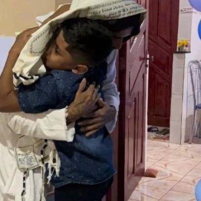 Menino autista celebra aniversário com tema de Jesus: Ele é seu melhor amigo