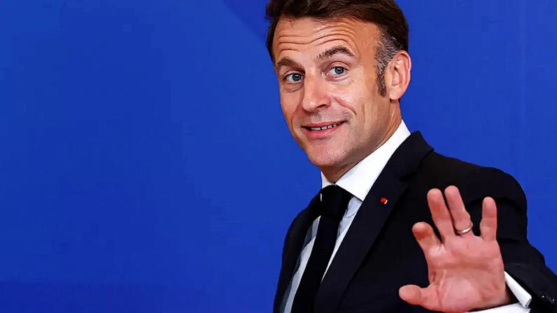 O presidente da França, Emmanuel Macron, gesticula ao participar de uma cúpula da União Europeia e de líderes de parceiros regionais em Nicósia (Lefkosia), Chipre, em 24 de abril de 2026.