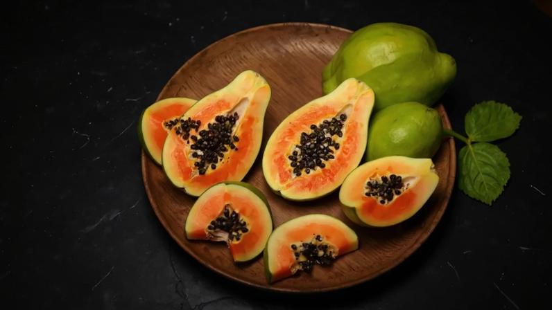 Mamão é rico em fibras e nutrientes que ajudam o organismo em diversas funções