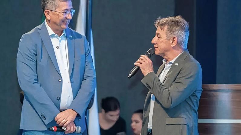 O atual governador de Roraima, Edilson Damião (à esquerda), e o ex-governador, Antonio Denarium (à direita)