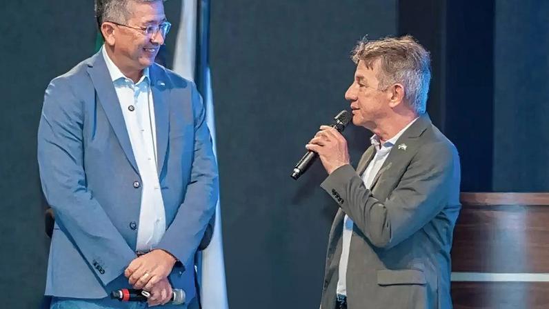 O atual governador de Roraima, Edilson Damião (à esquerda), e o ex-governador, Antonio Denarium (à direita)