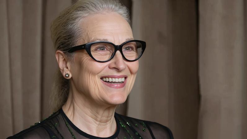 O maior segredo de beleza de Meryl Streep, hoje aos 76 anos e em 'O Diabo Veste Prada', é super inusitado e não custa nada.