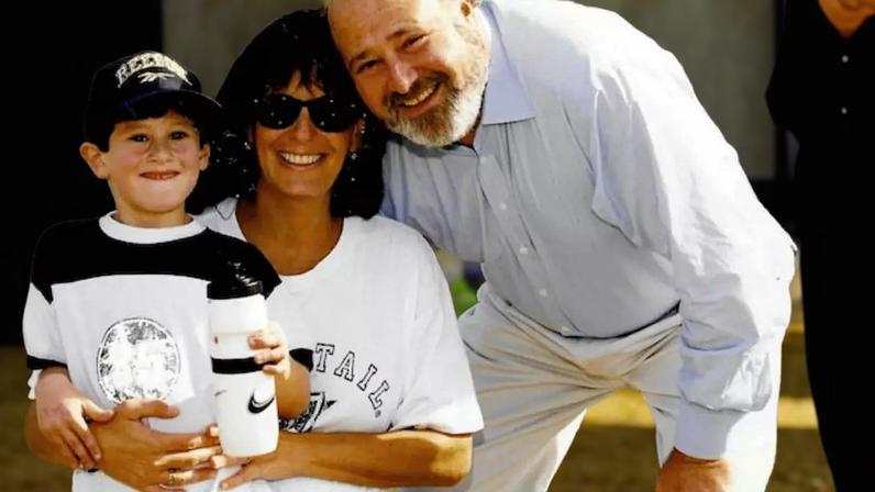 Jake Reiner, ainda criança, com os pais, Michele Singer e Rob Reiner