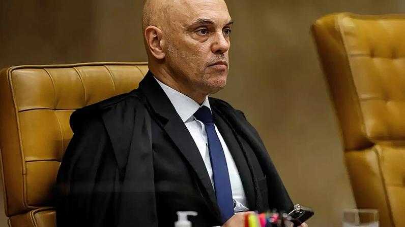 O ministro do Supremo Tribunal Federal (STF) Alexandre de Moraes suspendeu medidas cautelares e início de execução da pena de advogada