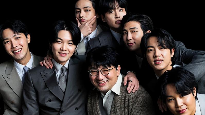 Bang Si-hyuk (ao centro) criou o grupo de K-pop BTS, formado por sete integrantes
