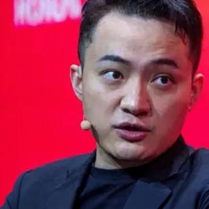 Investidor bilionário processa empresa de criptomoedas da família Trump por extorsão