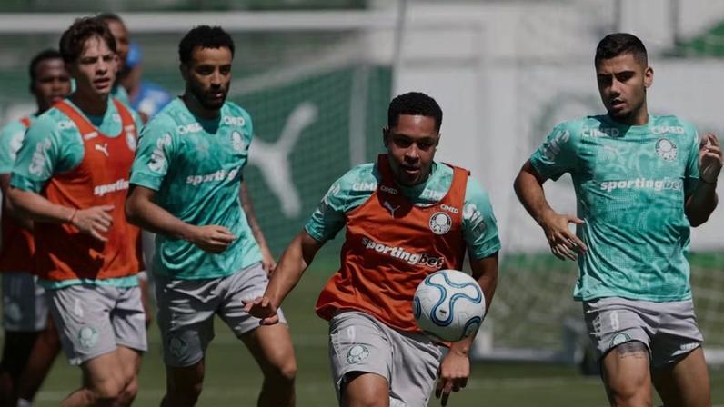 Vitor Roque durante treino do Palmeiras na Academia de Futebol — Foto: Cesar Greco
