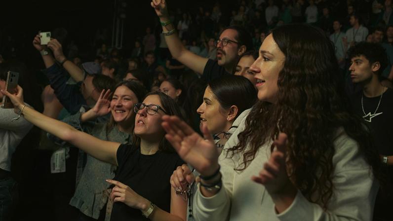 Centenas de jovens participam da Conferência Missão Possível em Huesca, na Espanha. (Foto: Misión Posible)