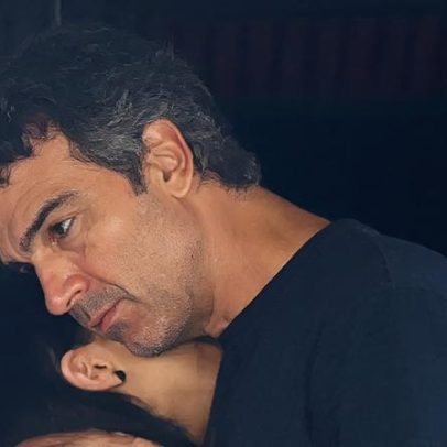 Tadeu Schmidt amparado pela esposa após morte do irmão, antes da final BBB26