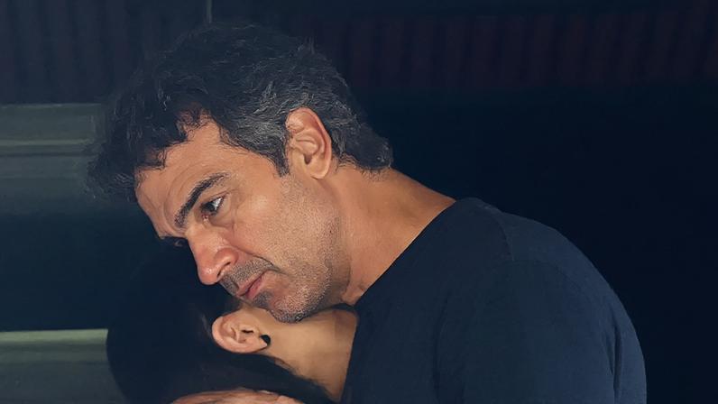 Tadeu Schmidt foi clicado visivelmente abalado.