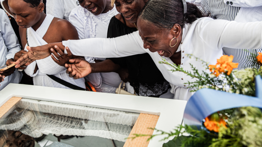 Mulheres choram no enterro coletivo de oito vítimas de um ataque com drone. O alvo era um suposto chefe de quadrilha de Porto Príncipe, no Haiti, mas o ataque tirou a vida de 11 civis no dia 20 de setembro de 2025